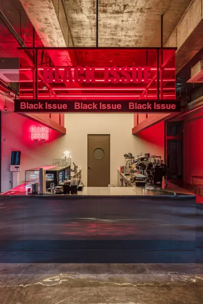 강렬한 레드 네온의 인더스트리얼 카페 BLACK ISSUE